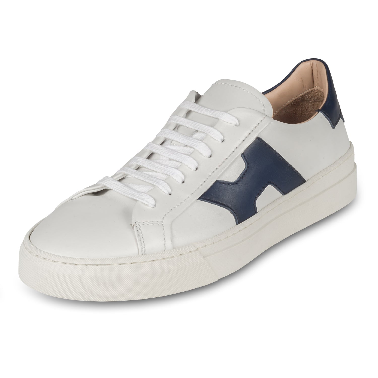 Rossano Bisconti – Italienische Herren Sneaker in weiß, mit blauen Applikationen im Santoni Style. Aus Kalbsleder mit weißer Sohle. Handgefertigt. Schräge Ansicht linker Schuh.