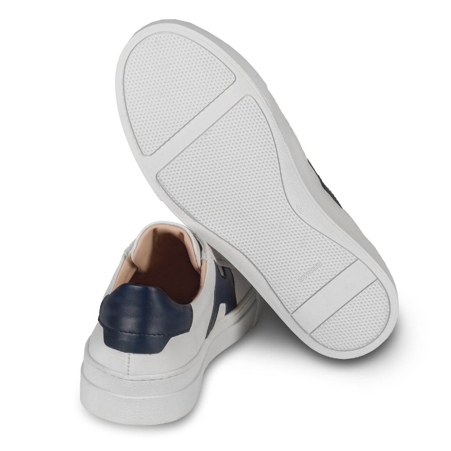 Rossano Bisconti – Italienische Herren Sneaker in weiß, mit blauen Applikationen im Santoni Style. Aus Kalbsleder mit weißer Sohle. Handgefertigt. Ansicht der Ferse und Sohlenunterseite.