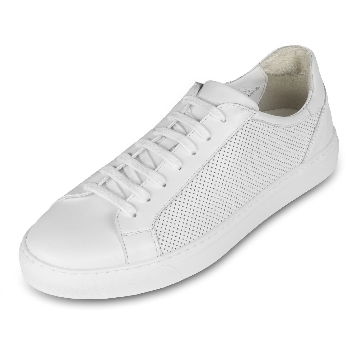 Rossano Bisconti – Italienische Herren Sneaker in weiß aus. Aus Kalbsleder sommerlich perforiert, mit weißer Sohle. Handgefertigt. Schräge Ansicht linker Schuh.