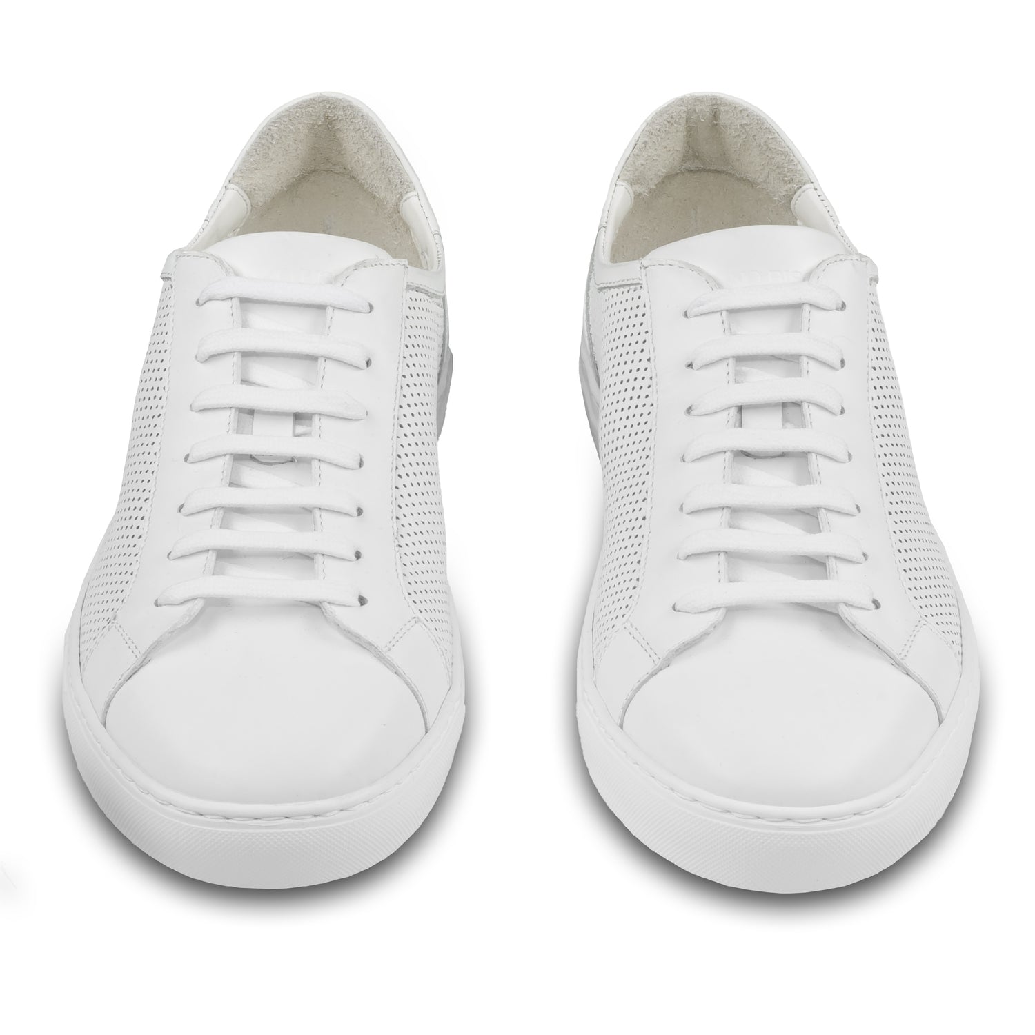 Rossano Bisconti – Italienische Herren Sneaker in weiß aus. Aus Kalbsleder sommerlich perforiert, mit weißer Sohle. Handgefertigt. Paarweise Ansicht von vorne.