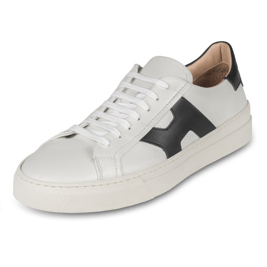 Rossano Bisconti – Italienische Herren Sneaker in weiß, mit schwarzen Applikationen im Santoni Style. Aus Kalbsleder mit weißer Sohle. Handgefertigt. Schräge Ansicht linker Schuh.