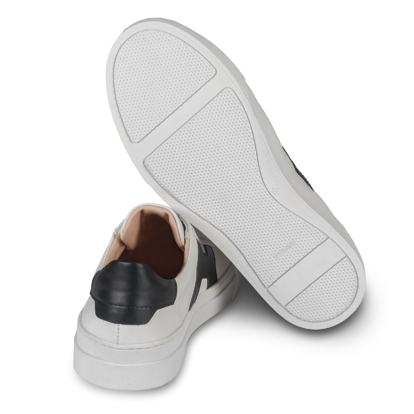 Rossano Bisconti – Italienische Herren Sneaker in weiß, mit schwarzen Applikationen im Santoni Style. Aus Kalbsleder mit weißer Sohle. Handgefertigt. Ansicht der Ferse und Sohlenunterseite.