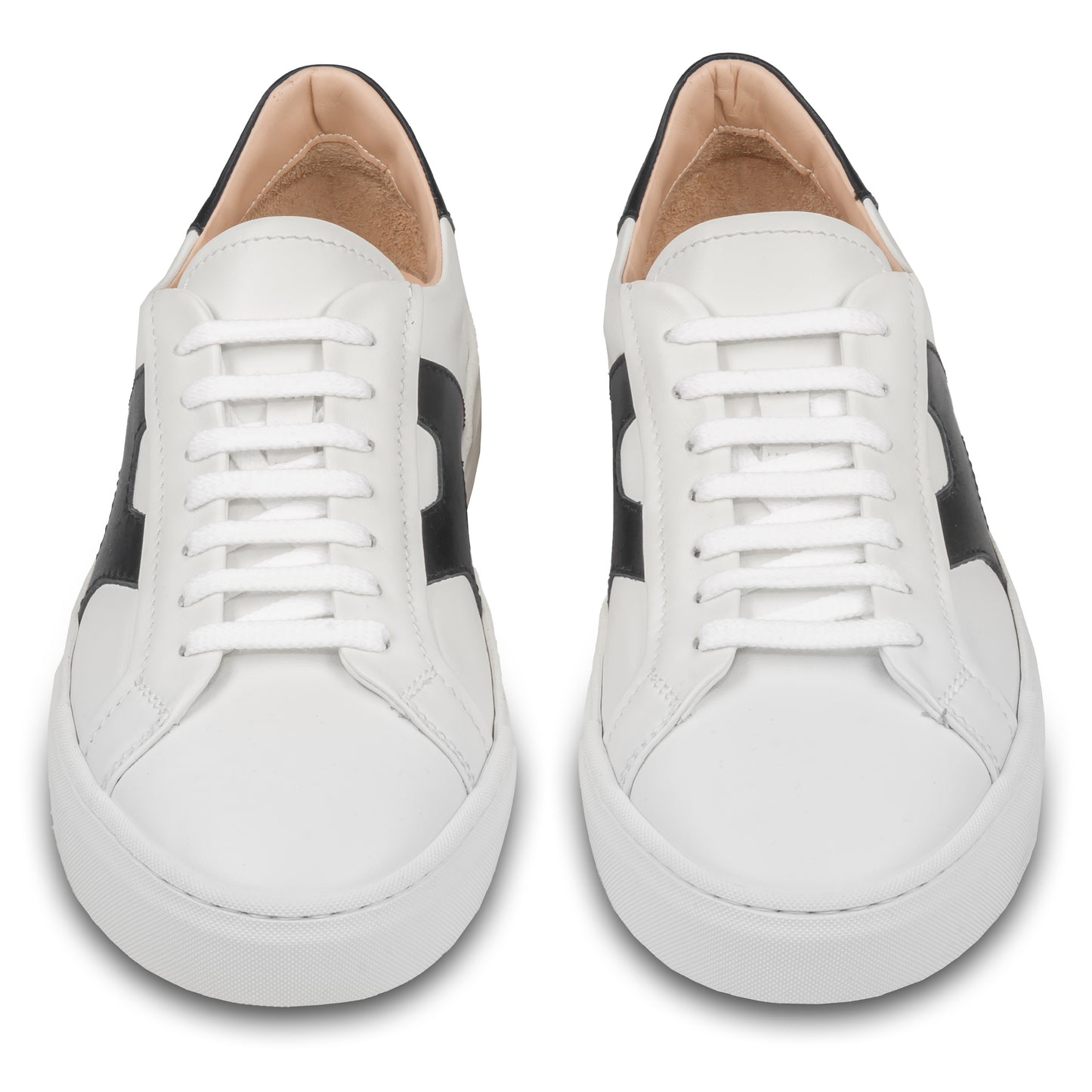 Rossano Bisconti – Italienische Herren Sneaker in weiß, mit schwarzen Applikationen im Santoni Style. Aus Kalbsleder mit weißer Sohle. Handgefertigt. Paarweise Ansicht von vorne.