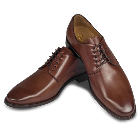 BRECOS – Italienische Herren Anzugschuhe, Plain Derby Schnürer in mittelbraun. Handgefertigt und durchgenäht. Schuhe paarweise überkreuzt aufgestellt. 