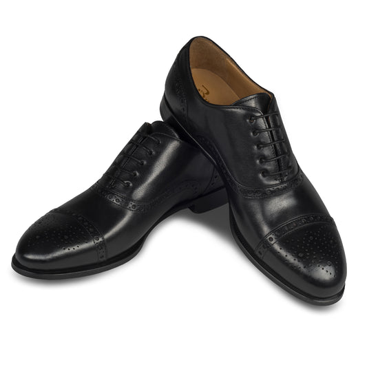BRECOS Anzugschuhe Half-Brogue Oxford in schwarz, Durchgenäht. Paarweise Ansicht Schuhe überkreuzt aufgestellt. Bei Sisento.