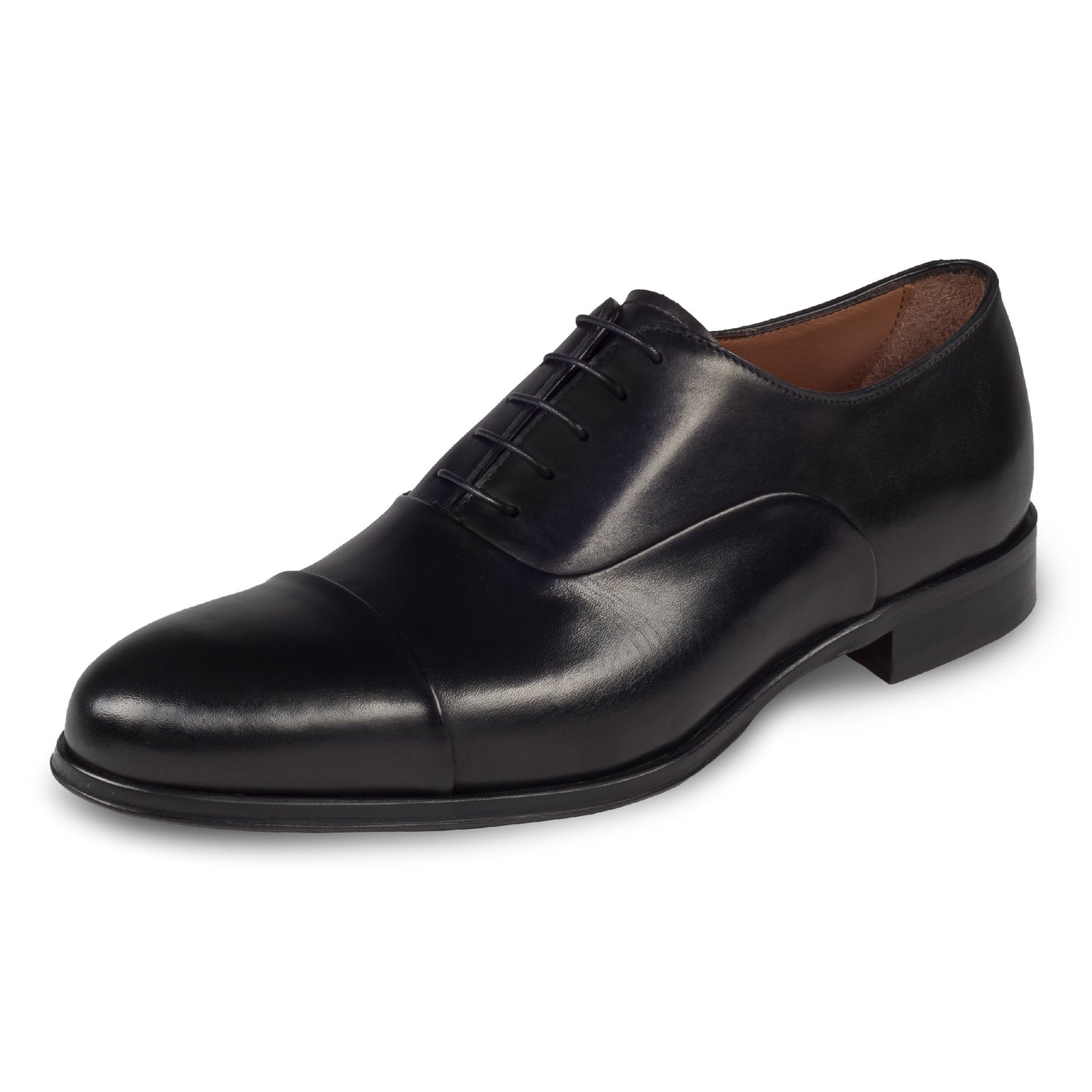 FLECS | Anzugschuh Oxford Captoe in schwarz von FLECS, durchgenäht. Schräge Ansicht linker Schuh. Bei Sisento.