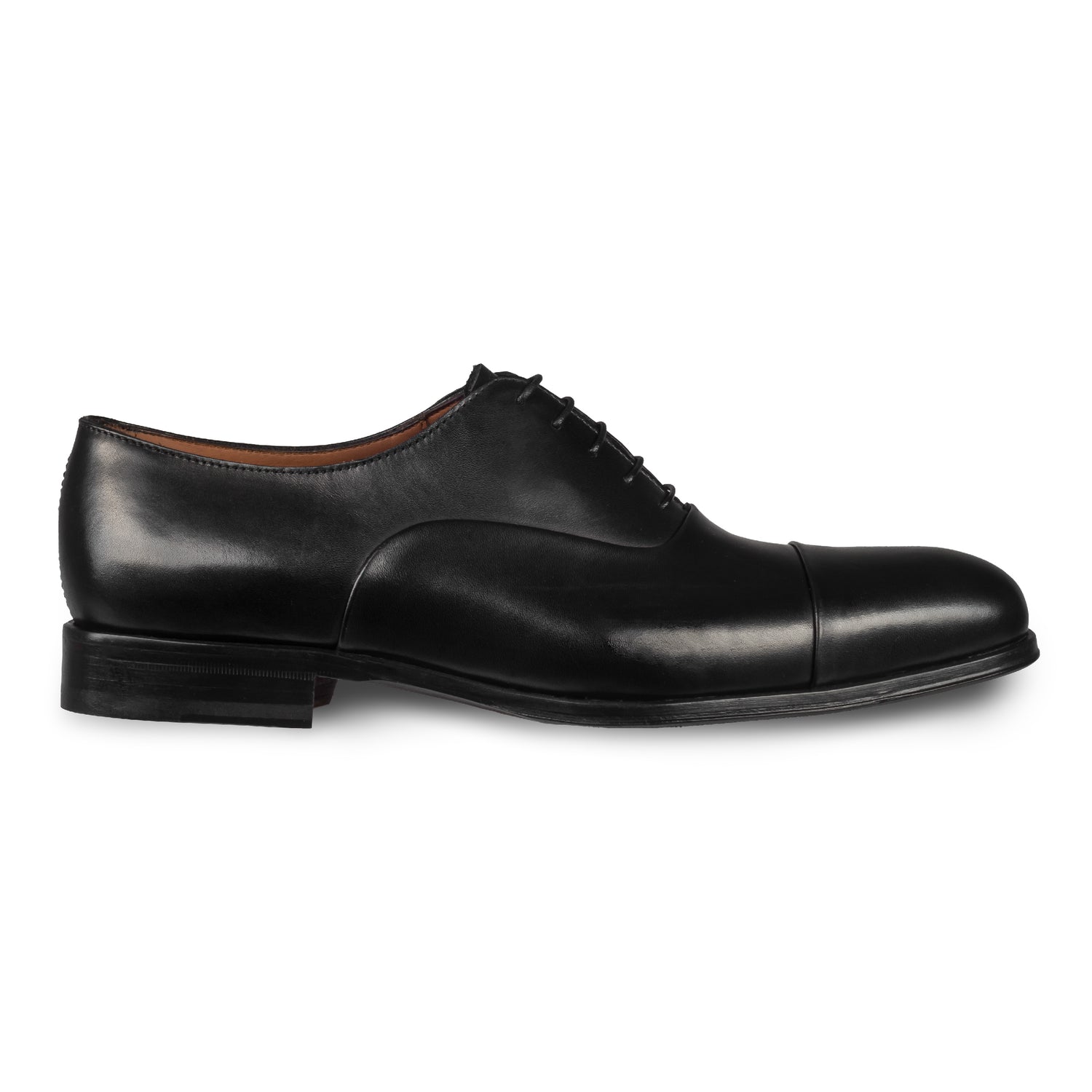 FLECS | Anzugschuh Oxford Captoe in schwarz von FLECS, durchgenäht.  Seitliche Ansicht der Außenseite rechter Schuh. Bei Sisento.