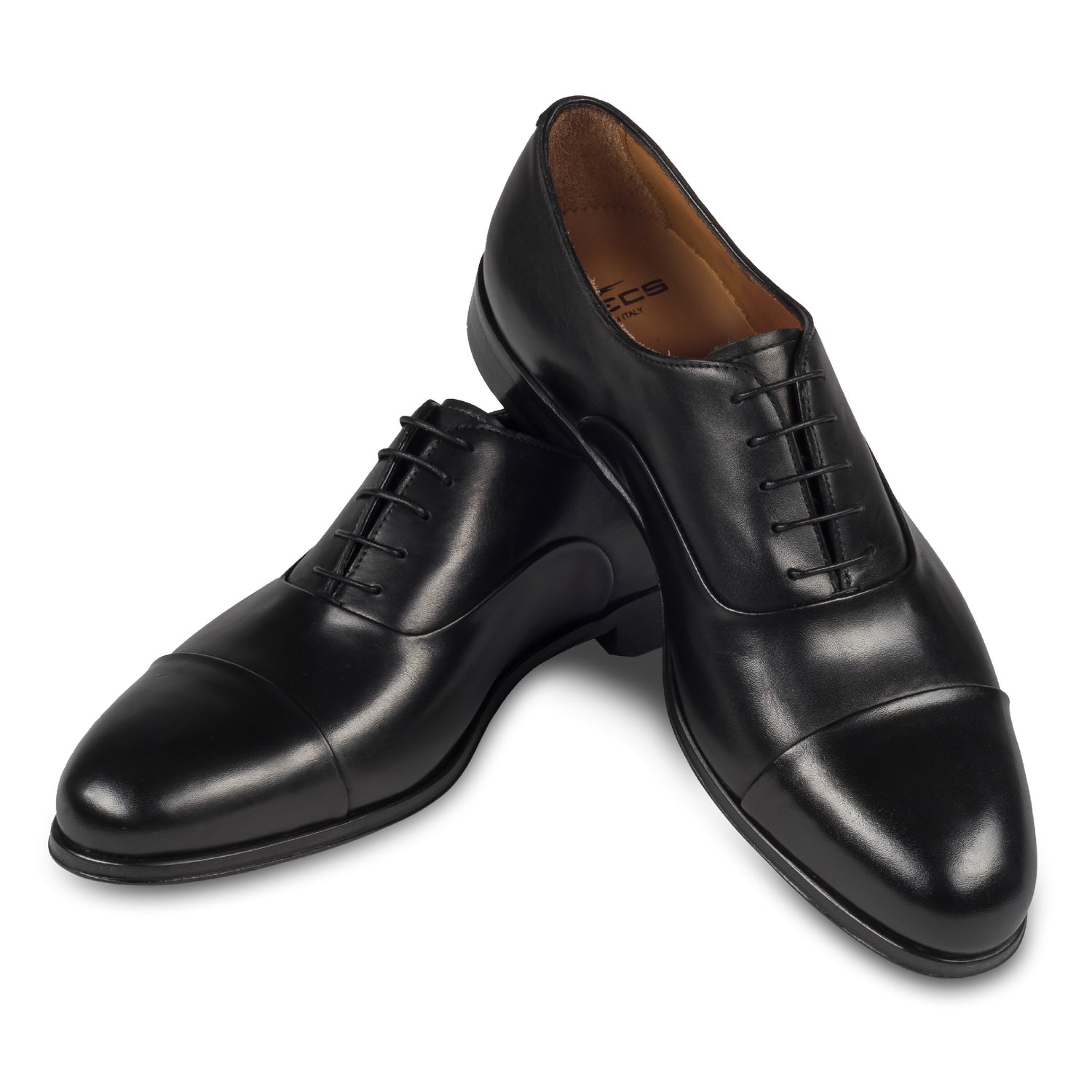 FLECS | Anzugschuh Oxford Captoe in schwarz von FLECS, durchgenäht. Paarweise Ansicht Schuhe überkreuzt aufgestellt. Bei Sisento.