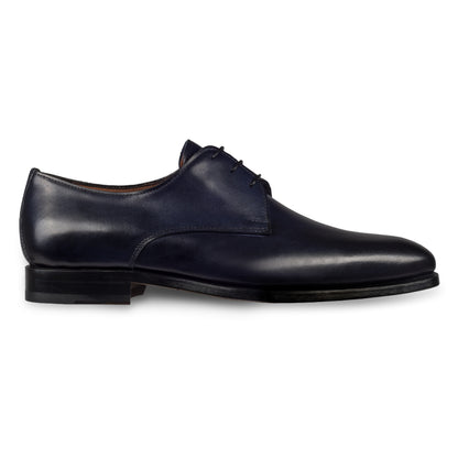 Anzugschuhe von Flecs, Plain Derby Schnürer in dunkelblau, durchgenäht. Seitliche Ansicht der Außenseite rechter Schuh. Bei Sisento.