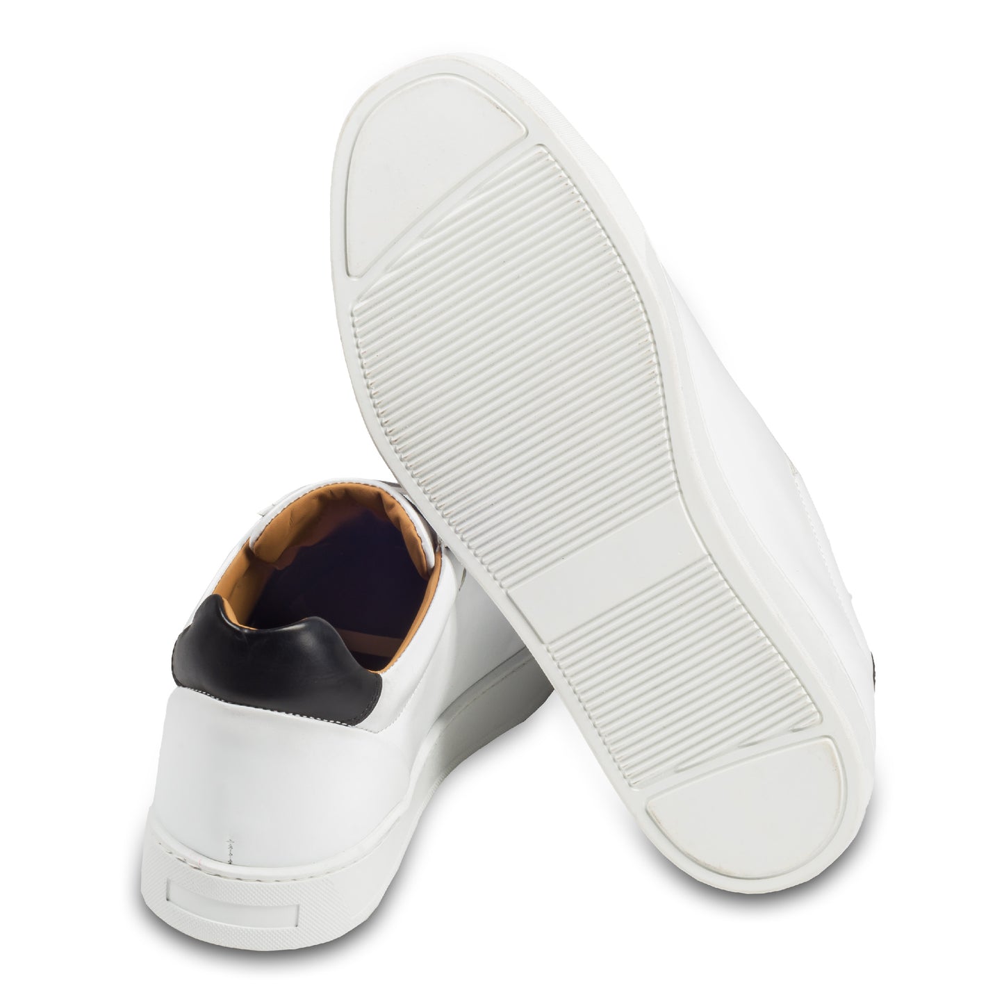Triverflight – Italienische Herren-Sneaker in weiß mit schwarzer Ferse. Aus Kalbsleder handgefertigt. Ansicht der Ferse und Sohlenunterseite.