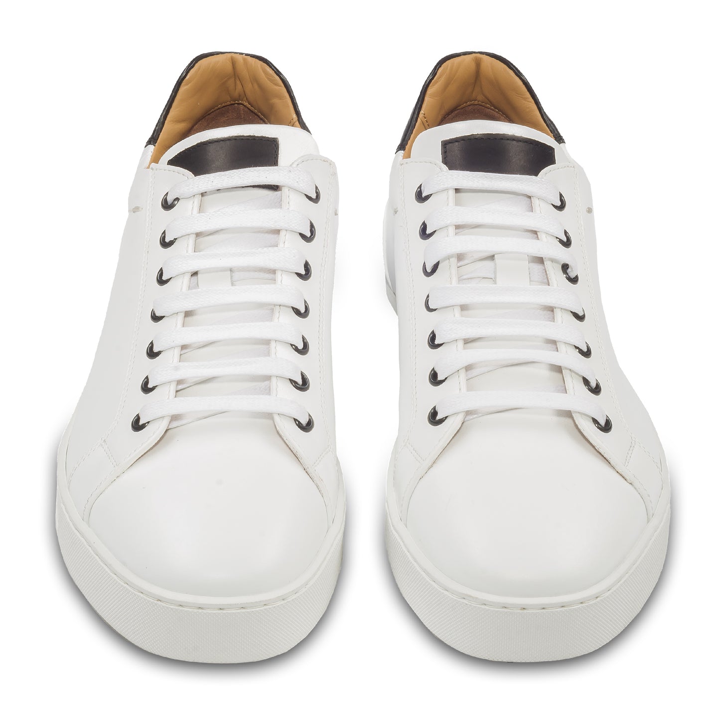 Triverflight – Italienische Herren-Sneaker in weiß mit schwarzer Ferse. Aus Kalbsleder handgefertigt. Paarweise Ansicht von vorne.