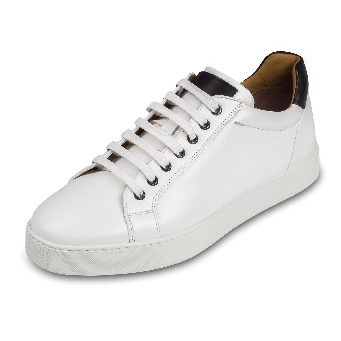 Triverflight – Italienische Herren-Sneaker in weiß mit schwarzer Ferse. Aus Kalbsleder handgefertigt. Schräge Ansicht linker Schuh.