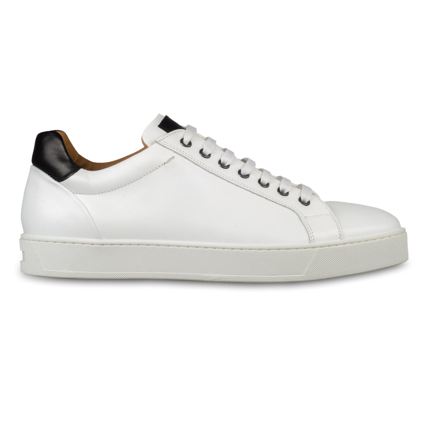 Triverflight – Italienische Herren-Sneaker in weiß mit schwarzer Ferse. Aus Kalbsleder handgefertigt. Seitliche Ansicht der Außenseite rechter Schuh.