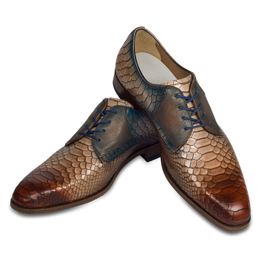 Lorenzi - Extravaganter Derby Schnürer aus Kalbsleder in Kroko-Optik braun/blau, Durchgenäht. Paarweise Ansicht Schuhe überkreuzt aufgestellt